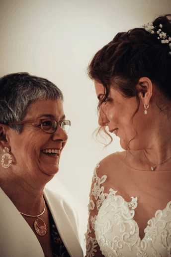 regard d'une mère à sa fille