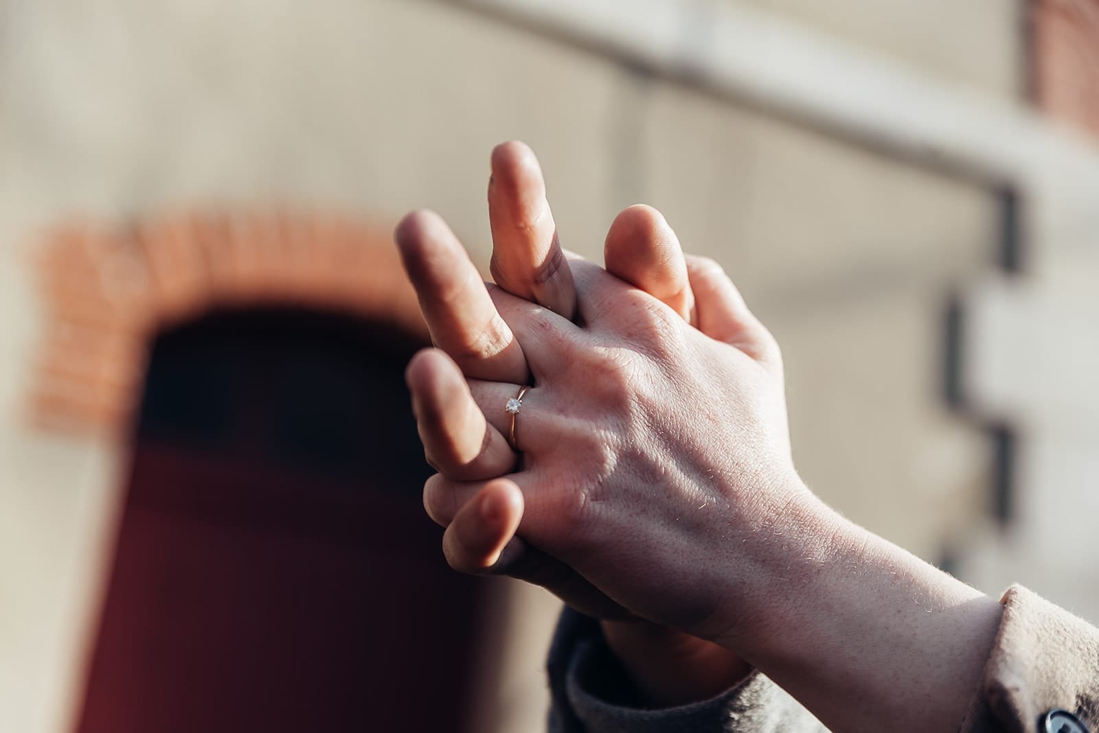 des mains entrelacées