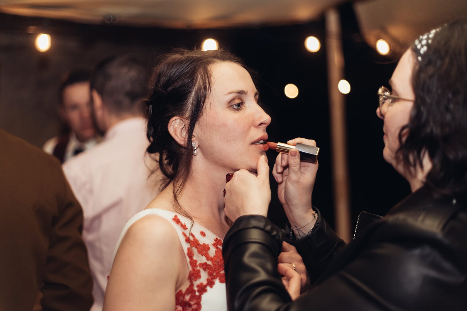 retouche maquillage avant l'ouverture de bal