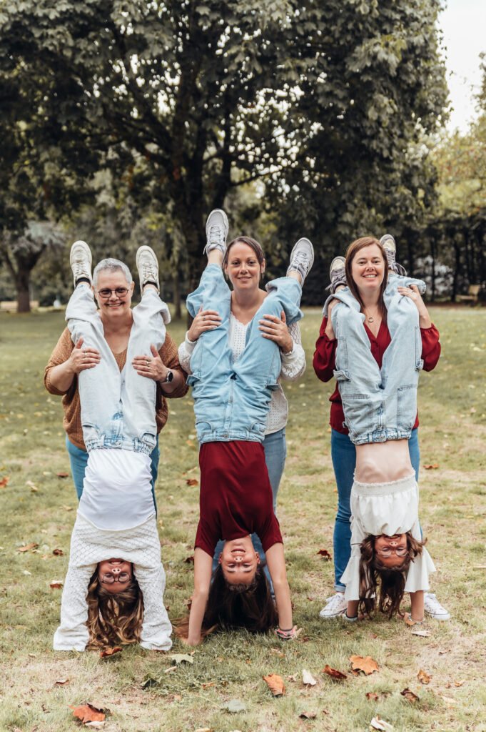 Famille s'amusant lors d'une séance photo en extérieur en Maine-et-Loire