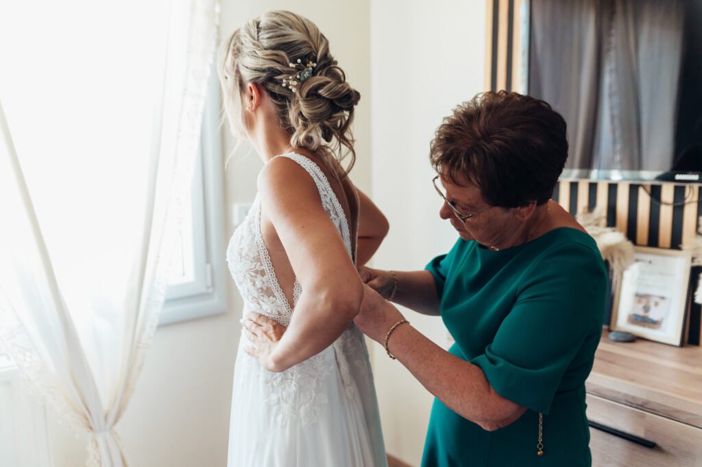Habillage de la mariée avec l'aide de sa maman
